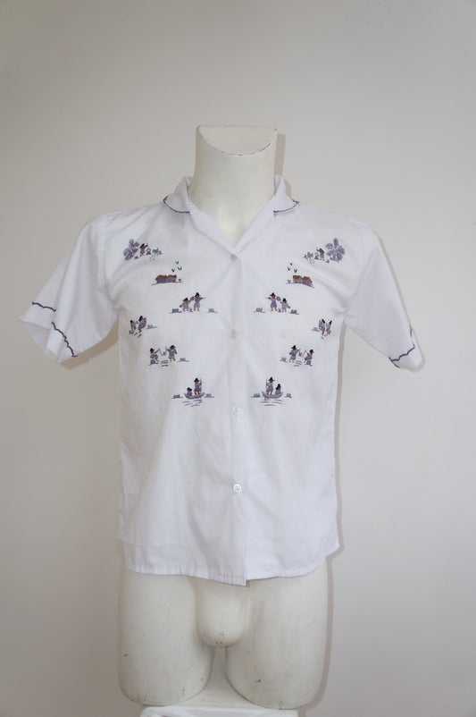 Chemise brodée personnages