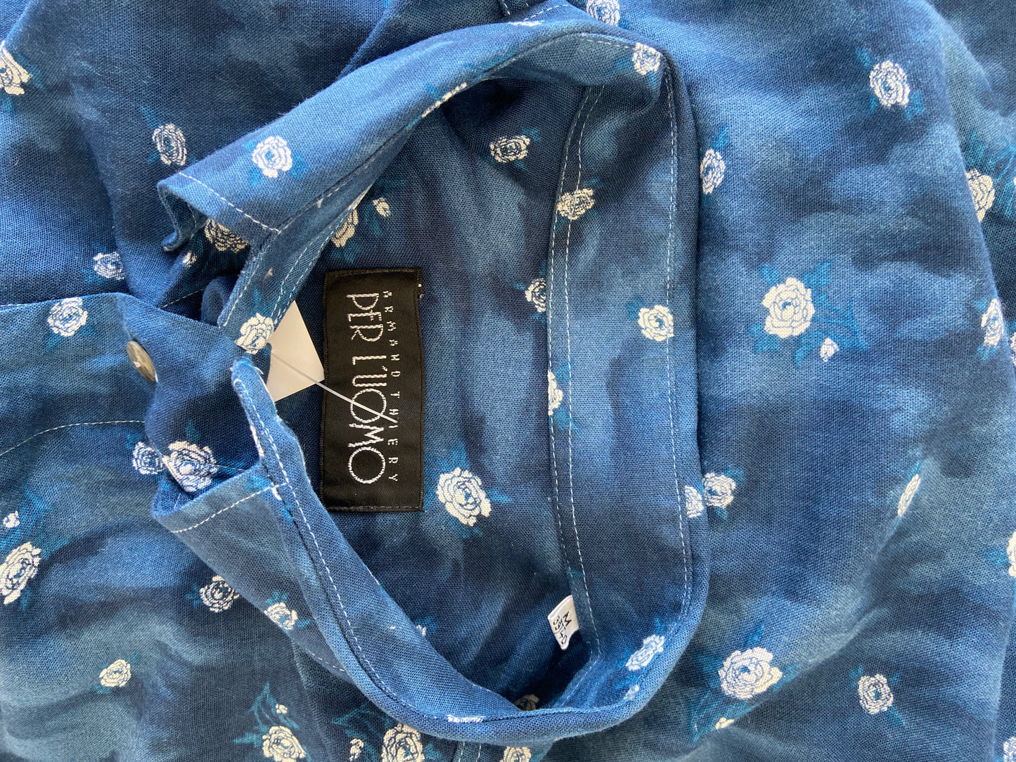Chemise tie dye roses blanches