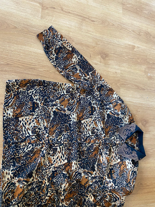 Chemise léopard col brodé