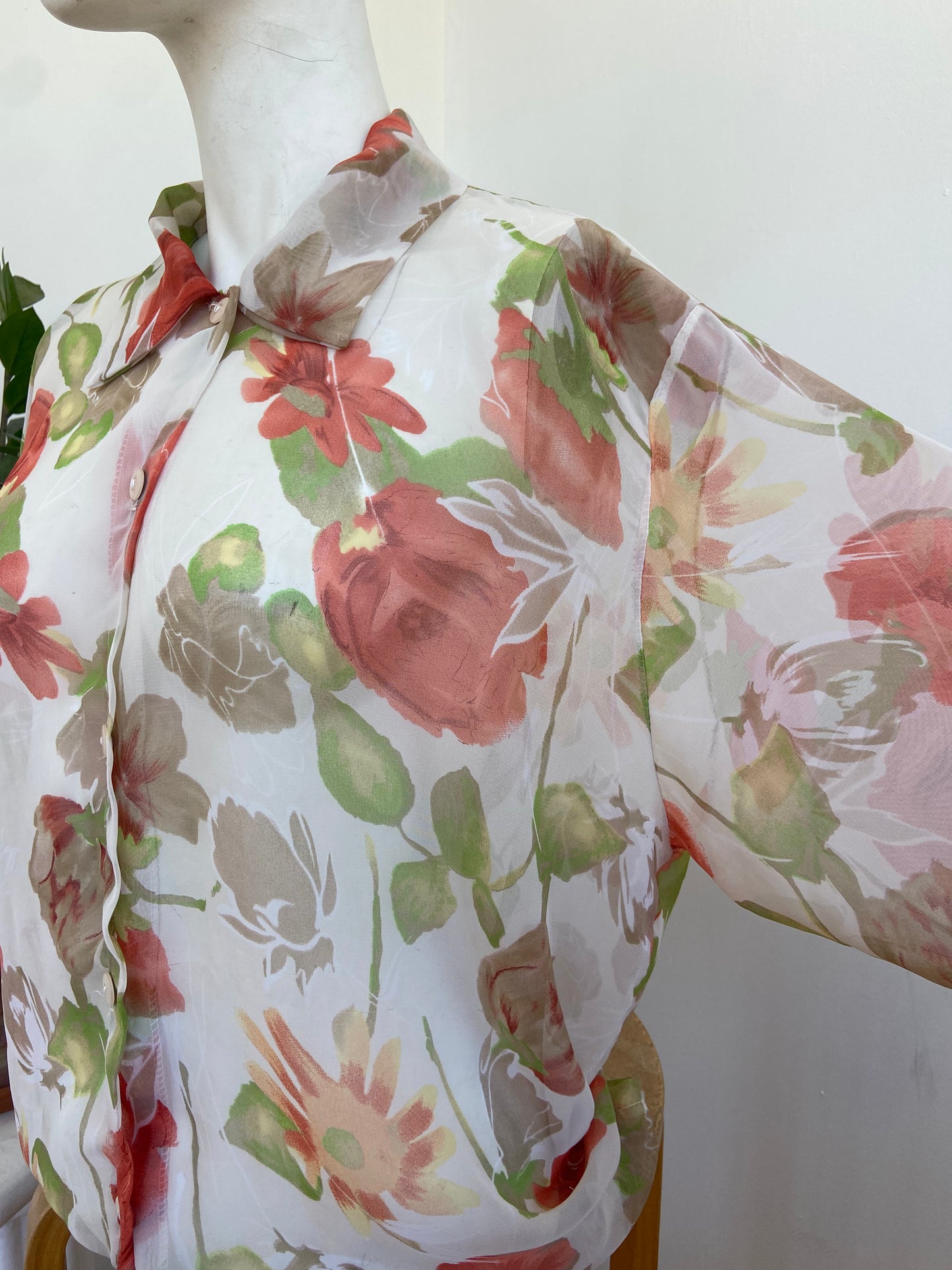 Chemise transparente fleurs rouges