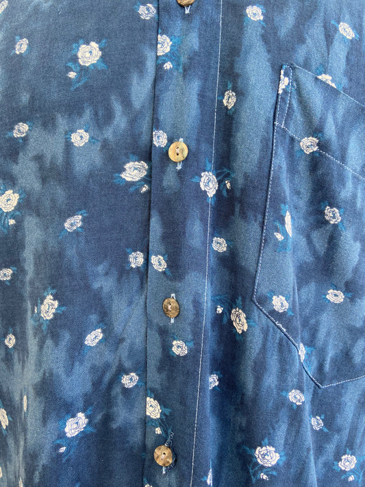 Chemise tie dye roses blanches