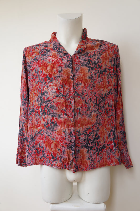 Chemise rouge sur noir