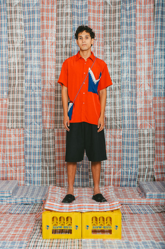 Chemise rouge & sacoche bleue • La Blédarde x La Chemise Club Studio