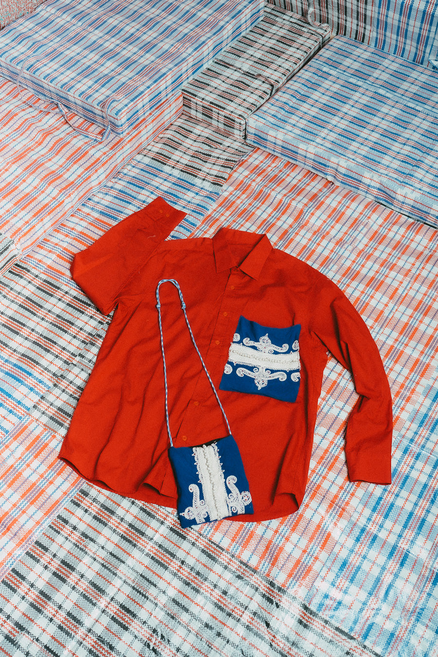 Chemise ML rouge & sacoche bleue • La Blédarde x La Chemise Club Studio