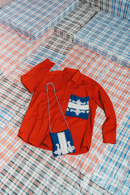 Chemise ML rouge & sacoche bleue • La Blédarde x La Chemise Club Studio