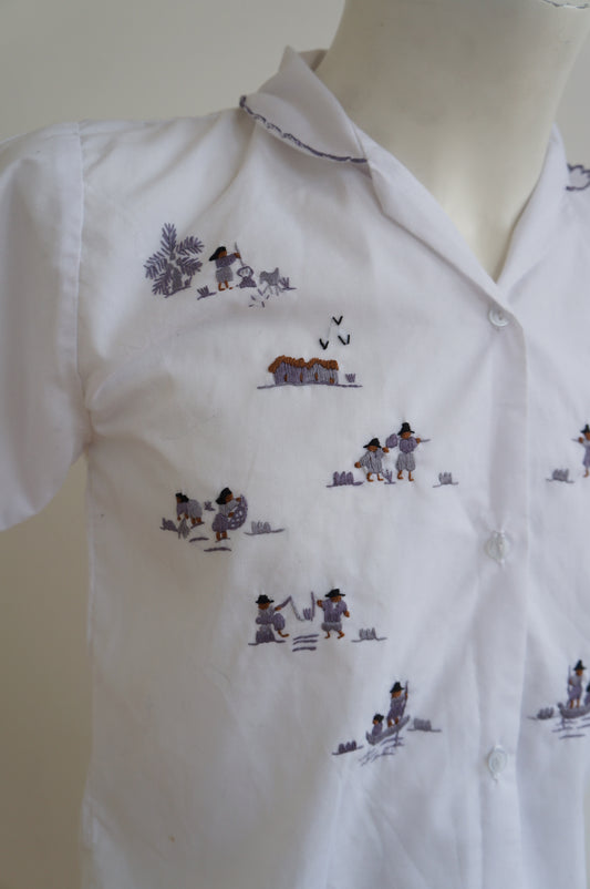 Chemise brodée personnages