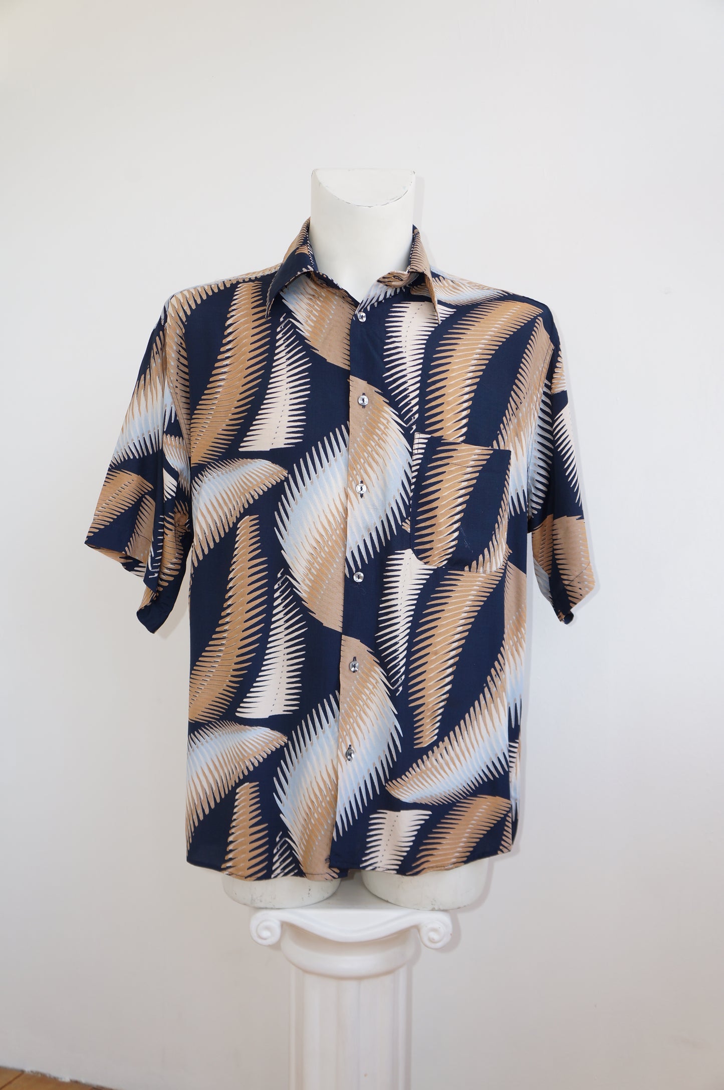 Tipo leaves shirt