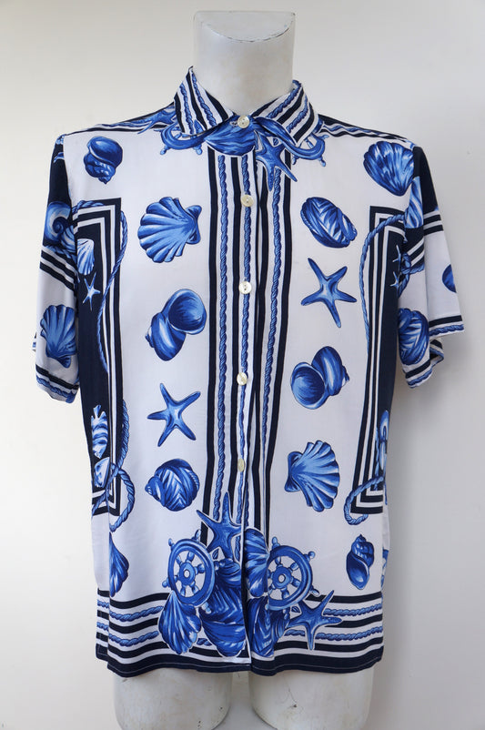 Chemise plage abandonnée