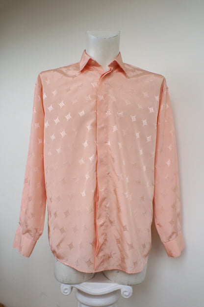 Tipo's pink shirt