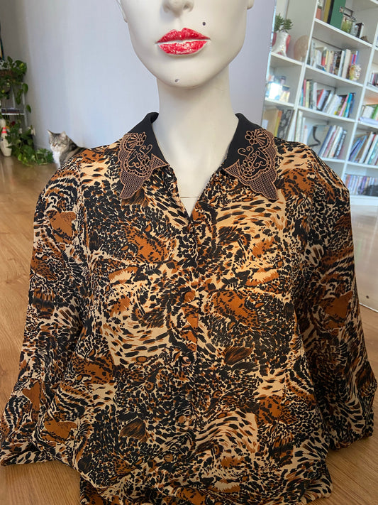 Chemise léopard col brodé