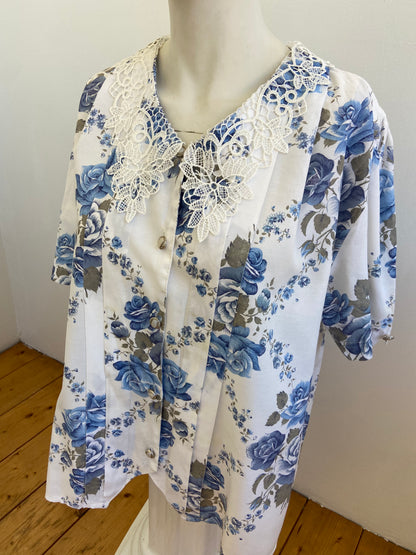 Chemise dentelle fleurs bleues