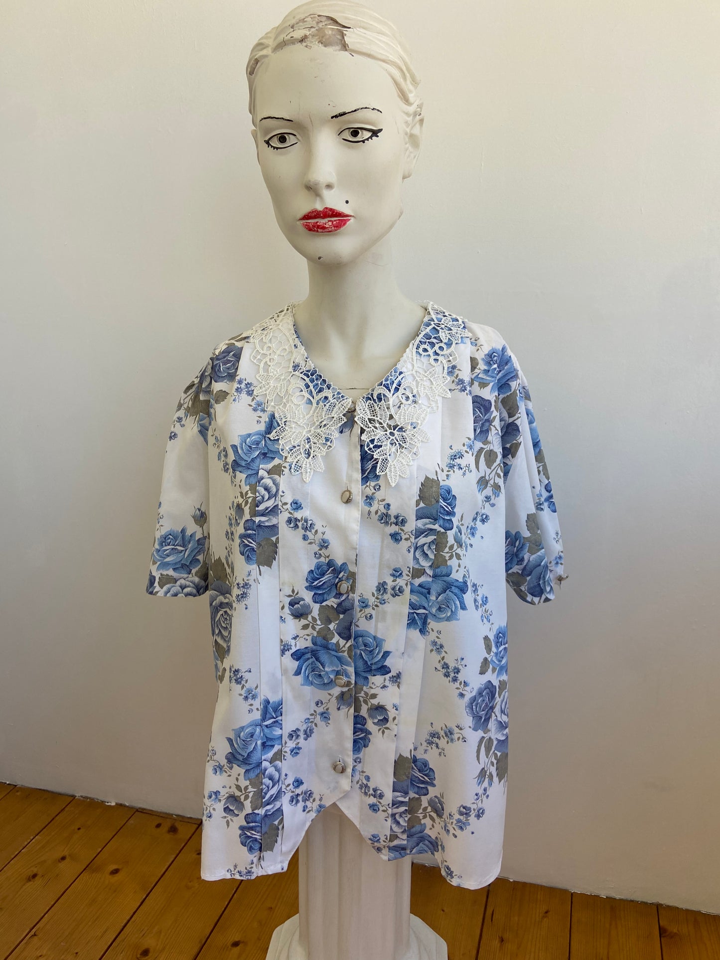 Chemise dentelle fleurs bleues